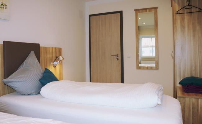 Gepflegte Zimmer für Ihren Aufenthalt in München oder Augsburg finden Sie beim Weberhof in Poigern.