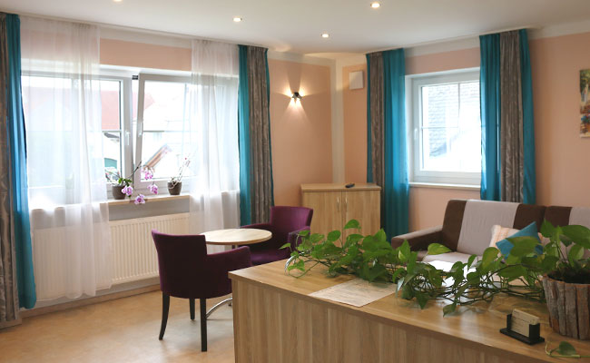 Ferienwohnung zwischen München und Augsburg mit vollständiger Möblierung im gemütlichen Wohnzimmer.